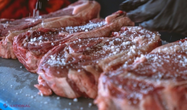 De ce să congelezi carnea de porc înainte să o gătești. Boala gravă pe care o poți face. „E greu de tratat”