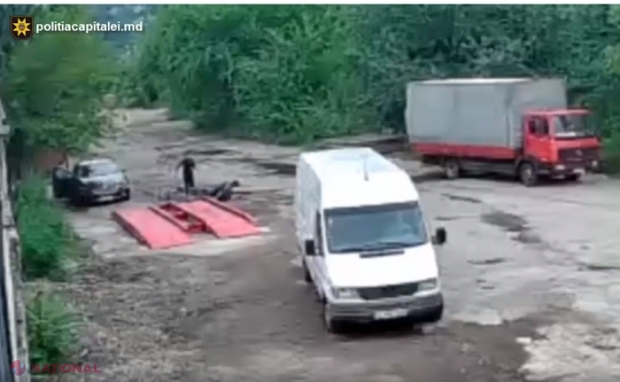 VIDEO // Momentul în care un tânăr de 25 de ani este ATACAT în plină zi cu un CUȚIT pe o stradă de la Ciocana: Victima rănită a fost scoasă din mâna criminalului de către trecătorii care au alertat Poliția