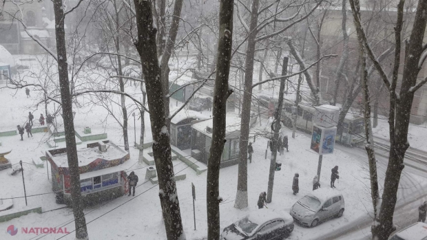 FOTO // Ninsori ABUNDENTE la această oră. Primăria Chișinău RECOMANDĂ cetățenilor să evite ieşirile din casă sau deplasările prin oraş, până la îmbunătăţirea condiţiilor meteo