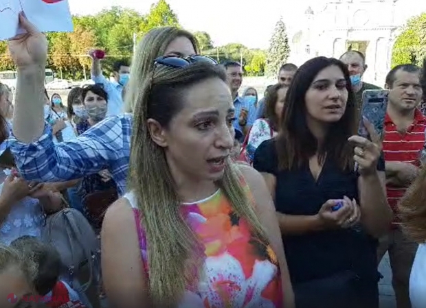 UPDATE // Trei profesori testați POZITIV astăzi.  Protest în fața Guvernului, după ce mai multe GRĂDINIȚE și școli au rămas închise: „Noi trebuie să fim la serviciu, dar nu avem cu cine lăsa copiii”. Răspunsul MECC: „Copilul tău, problema ta”