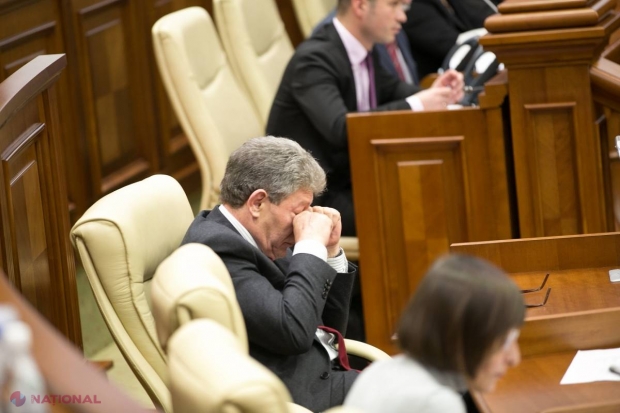 FOTO // Șoferul Mihai Ghimpu ÎNCALCĂ regulile de circulație