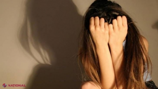 O tânără de 20 de ani droga și impunea o adolescentă de 17 ani să presteze servicii sexuale în Chișinău, luându-i toți banii