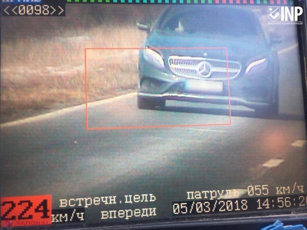 FOTO // Șofer, prins circulând cu o viteză de 224 de kilometri pe oră pe traseul Chișinău – Leușeni: Cu ce pedeapsă s-a ales vitezomanul