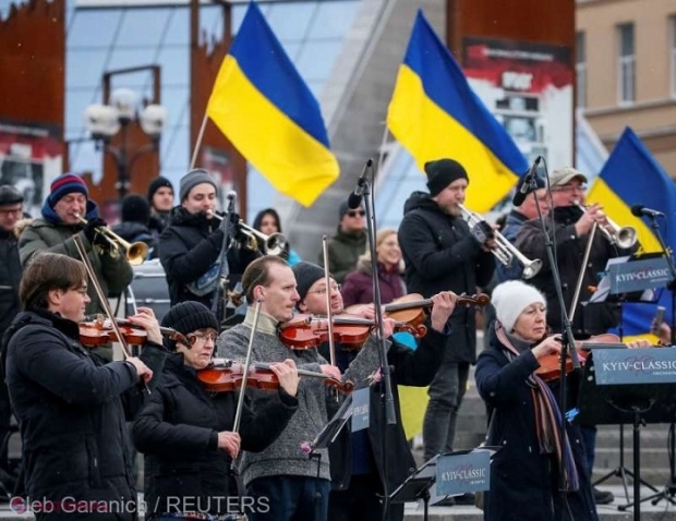VIDEO // Orchestra simfonică din Kiev a interpretat IMNUL Ucrainei în celebra piață Maidan