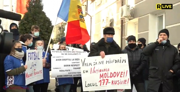 LIVE VIDEO // Agitație mare la FMF. Reprezentanții comunității fotbalistice din R. Moldova PROTESTEAZĂ împotriva „fărădelegilor comise de actualii conducători ai instituției”