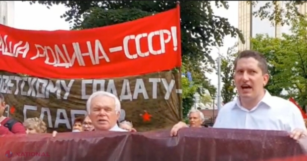 FOTO // „Patria noastră e URSS”. PSRM-ul lui Dodon a adunat zeci de nostalgici în fața Parlamentului, care cer în limba RUSĂ să nu fie anulată marcarea „zilei victoriei” pe 9 mai, care glorifică trecutul sovietic