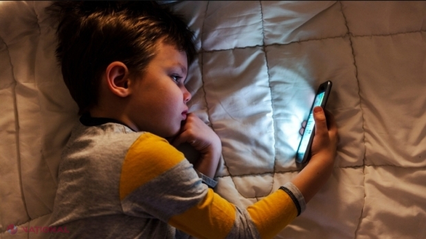 Metoda de aur prin care să îl îndepărtezi pe copilul tău de telefon. Ce spun experții