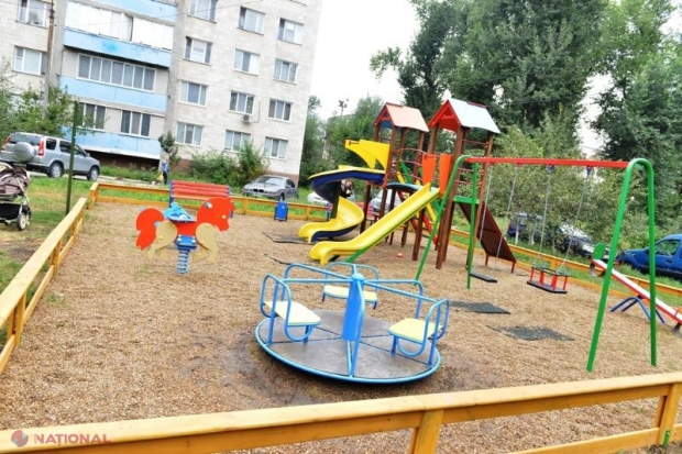 FOTO // Cum arată terenurile de joacă instalate de autoritățile municipale în patru curți de blocuri din Chișinău: Urmează încă 96