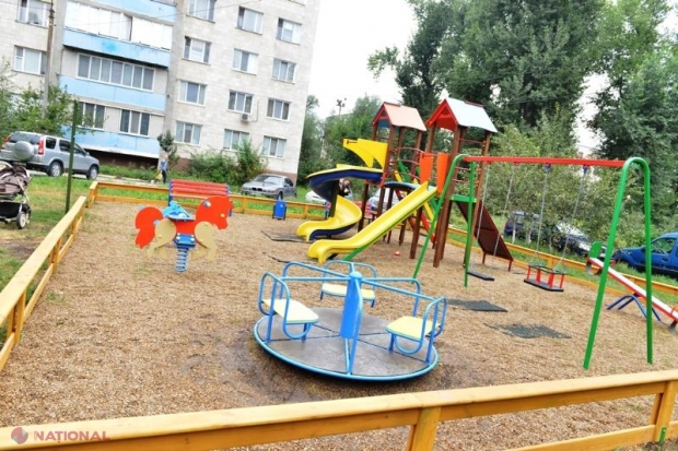 FOTO // Cum arată terenurile de joacă instalate de autoritățile municipale în patru curți de blocuri din Chișinău: Urmează încă 96