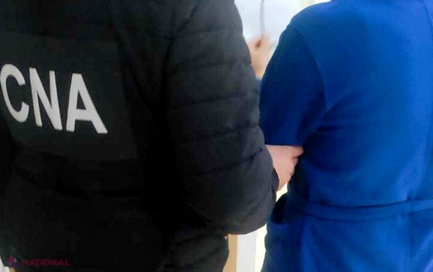 FOTO // Taxă ilegală de 7 000 de lei, pentru ca să aducă pe lume un copil. Medicul-șef al Centrului Perinatologic Bălți a fost prins în FLAGRANT delict, în momentul în care primea de la DENUNȚĂTOR o ultima tranșă de 5 000 de lei