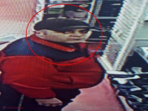 VIDEO // Momentul în care un cumpărător ia un bun valoros dintr-un magazin, îl ascunde sub haină și iese fără să achite: Este căutat de poliție
