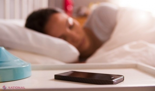 Ce se întâmplă dacă dormim cu telefonul lângă noi. La câți metri trebuie ținut, pentru a nu-ți distruge creierul