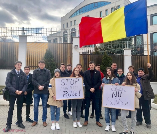 PROTEST la Ambasada Rusiei la Chișinău împotriva „ținerii în CAPTIVITATE” a celor doi piloți moldoveni la Moscova: „Nu doresc să-i elibereze”