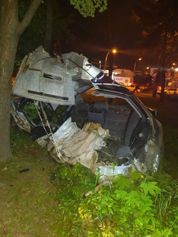 FOTO, UPDATE // Chișinău: Tânărul care a intrat cu un „Audi A6” într-un copac a decedat la spital 