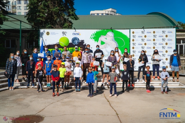 FOTO // Primul turneu organizat de Federația Națională de Tenis în ultimele șase luni a ajuns la final. Cine sunt CÂȘTIGĂTORII competiției organizate în memoria fondatoarei Școlii Sportive Specializate de Tenis din Chișinău