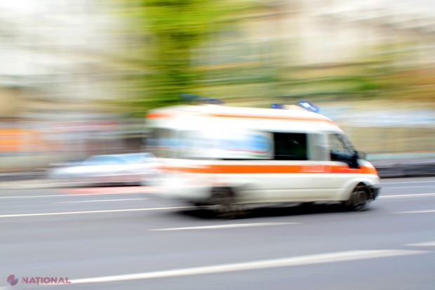 Groapa din asfalt SALVATOARE: Ritmul cardiac al unui pacient s-a stabilizat după ce ambulanţa care îl transporta a trecut printr-o adâncitură din şosea