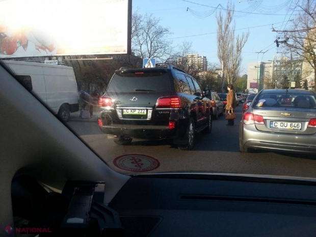 „Lexus” cu plăcuțe „Poliția de Patrulare” în Chișinău