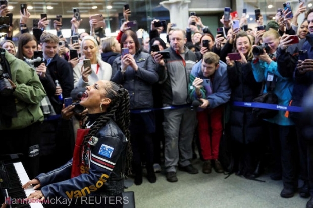 VIDEO // Surpriză: Momentul în care Alicia Keys cântă într-una dintre cele mai mari gări din Londra