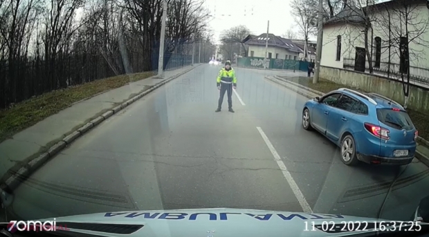 VIDEO // O ambulanță cu PACIENT la bord, oprită în trafic pentru a permite unei coloane oficiale să treacă. Ce spune POLIȚIA R. Moldova despre acest incident