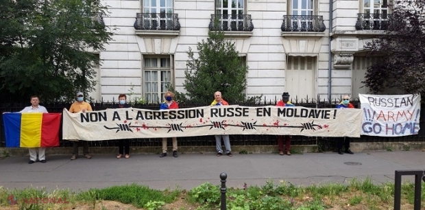FOTO // Miting în fața Ambasadei ruse de la Paris! Cetățeni originari din Basarabia și Bucovina au scandat, la 80 de ani de la ocupația sovietică, „Armata rusă afară” și „Dodon - la Rostov”