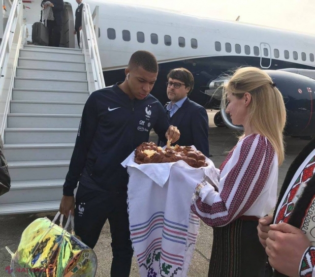 FOTO // Aşa a fost întâmpinat Mbappe la Chişinău! Echipa Franţei a fost întâmpinată cu pâine şi sare chiar pe aeroport
