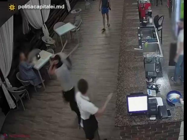 VIDEO // Momentul în care trei tineri intră într-un local din Cricova și iau la BĂTAIE angajații și vizitatorii de la terasă