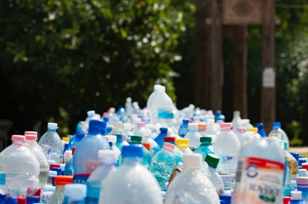 SITUAŢIE ÎNGROZITOARE: cât plastic mâncăm şi bem zilnic fără măcar să realizăm. Cea mai mare cantitate de plastic se afla chiar in cea mai importantă resursă de pe planetă