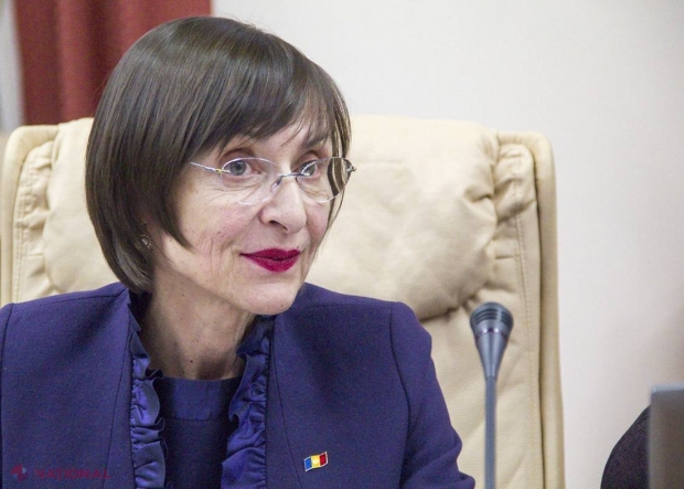 Corina Fusu UIMEȘTE din nou cu colanții săi. Ce culoare a ales de această dată?
