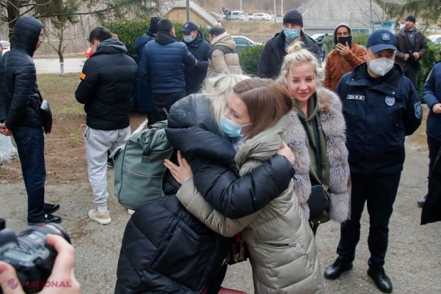 FOTO // Refugiații ucraineni, RECUNOSCĂTORI R. Moldova și Maiei Sandu pentru primirea de care au avut parte. Șefa statului a fost CUPRINSĂ de ucrainenii care s-au pomeni pe drumuri din cauza BOMBARDAMENTELOR lui Putin