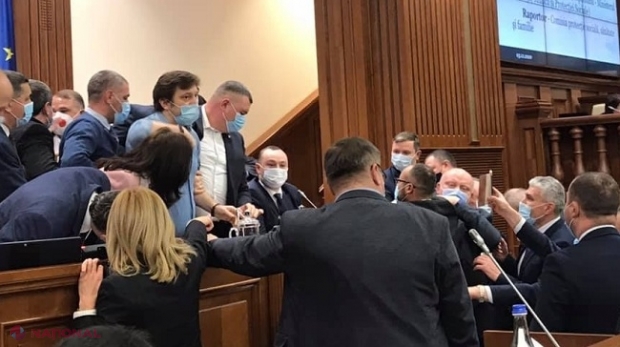 VIDEO // Ședința Parlamentului, BOICOTATĂ de opoziția care vorbește despre „o coaliție pe față între PSRM și Șor”: Prejudicii de „50 - 60 de mii de lei” după BĂTAIA de ieri din Legislativ