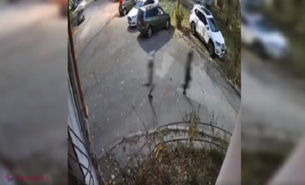 VIDEO // Femeie jefuită în plină zi la intersecția străzilor Paris și Alba Iulia din sectorul Buiucani: Momentul a fost surprins de camerele de supraveghere, iar hoții au fost reținuți
