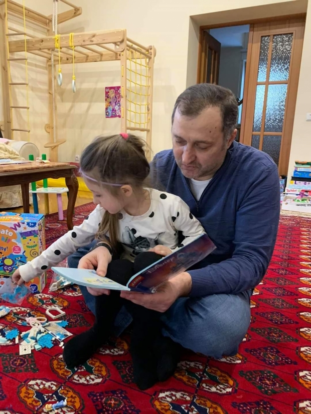 FOTO // Vlad Filat şi-a revăzut fiica cea mică după PATRU ani: