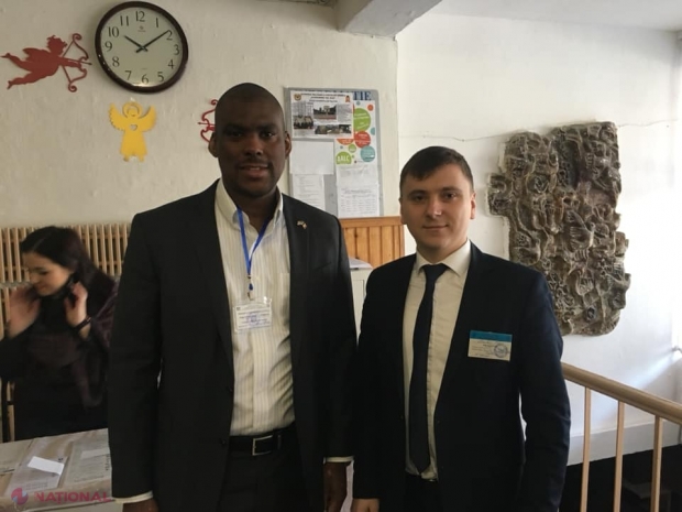 FOTO // Ambasadorul SUA în R. Moldova a început vizitele pe la secțiile de votare. Oficialul american MONITORIZEAZĂ desfășurarea scrutinului parlamentar