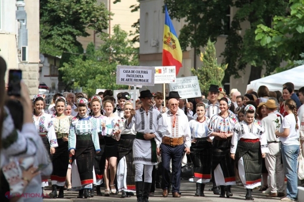 GALERIE FOTO // Ziua Portului Popular la USM: 54 de studenți, șefi de promoție, premiați cu sprijinul DRRM! Adrian Dupu: „România continuă să susțină performanța în educație, cât și promovarea tradițiilor noastre comune”