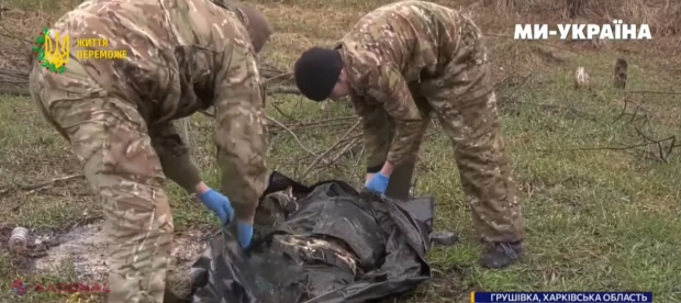VIDEO // Ucrainenii adună cadavrele soldaților ruși lângă Harkov. „Vor să-i schimbe cu frații lor căzuți”