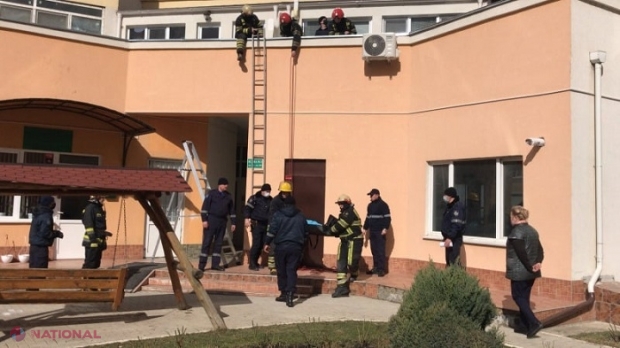 VIDEO // TRAGEDIE la Buiucani: Un copil de doi ani a decedat după ce a căzut de la etajul nouă. Era cu mama acasă atunci când a ieșit la balcon