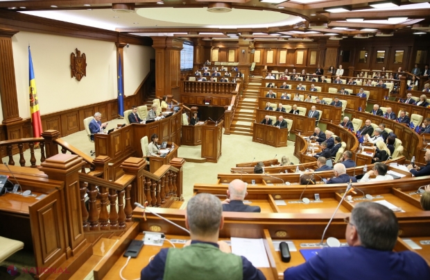VIDEO // Guvernului Chicu, ÎNVESTIT cu 62 de voturi. Opoziția: „Un guvern PD-PSRM, unul al reînvierii schemelor”
