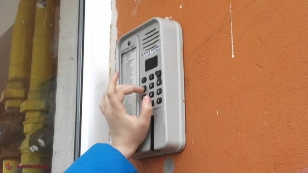 O bătrână din Ucraina iese din bloc numai pe geam, invocând că interfonul are un „cod al satanei“