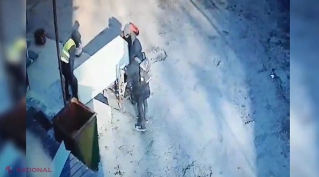 VIDEO // Momentul în care trei bărbați fură un FRIGIDER în Chișinău