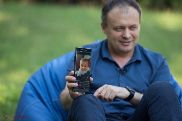 VIDEO // Detalii neștiute despre Andrian Candu. Ce ÎNȚELEGERE a făcut cu soția sa, cu ce și-ar dori să vină la serviciu și accesoriile care nu-i lipsesc nici în concediu