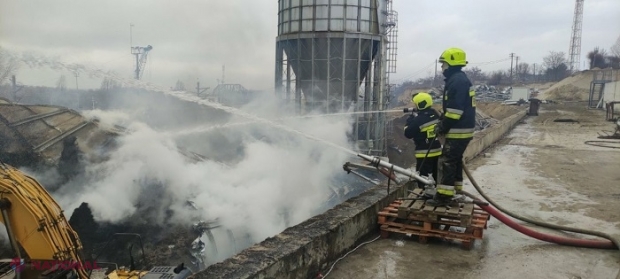 VIDEO // După o luptă de trei zile cu flăcările, rezervorul nr.2 plin cu șrot de floarea-soarelui de la Portul Giugiulești a fost prăbușit în mod controlat de către salvatori