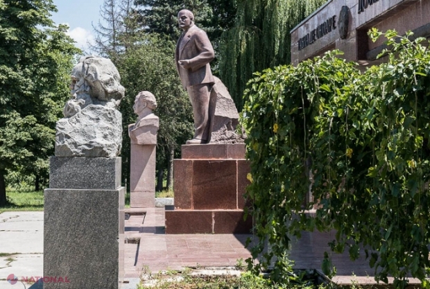 Monumentul lui Lenin de la „Moldexpo”, salvat: Panoul care acoperea vestigiile sovietice este demontat
