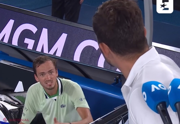 VIDEO // Rusul Daniil Medvedev, comportament de BIRJAR în semifinala de la Australian Open cu Tsitsipas. A URLAT la arbitru de scaun și l-a numit PROST: „Uită-te la mine când vorbesc cu tine”