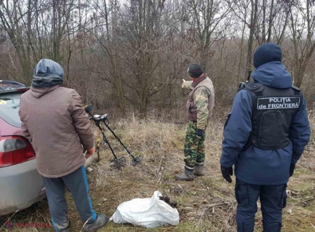 Echipați cu detectoare de metale, în zona de frontieră: Ce explicație au oferit oamenilor legii doi bărbați prinși cu sacul plin