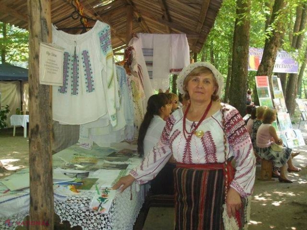 COSTUM POPULAR // Profesoara care merge în ie la școală