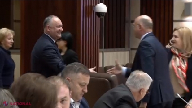 VIDEO // Inconsecvența lui Igor Dodon: „Socialiștii NU fac coaliție cu PD. De ce? DE-ATÂTA”. Șeful statului s-a SUCIT: „Trebuie să ne mișcăm pentru a semna acordul de COALIȚIE între socialiști și democrați”