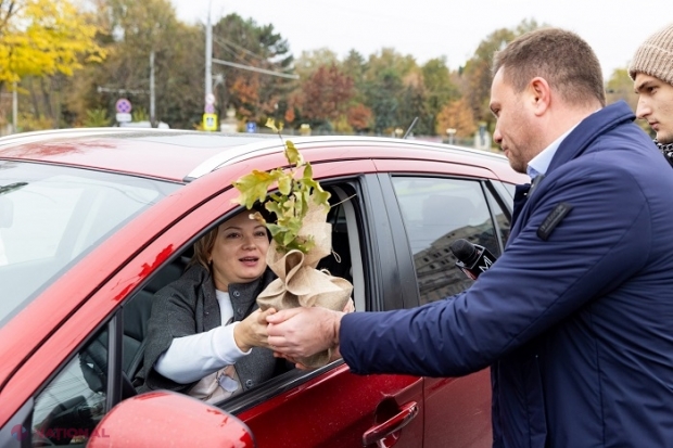 FOTO // Gestul INEDIT al ministrului Lazarencu pentru a invita cetățenii să participe la campania națională de împădurire: A împărțit puieți de stejar șoferilor care trecut la amiază prin centrul Chișinăului