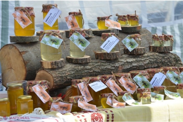 Zeci de apicultori din R. Moldova și-au anunțat prezenta la un festival în Scuarul Catedralei Mitropolitane „Nașterea Domnului”. Vizitatorii vor avea posibilitatea să deguste cele mai alese tipuri de miere și să vadă ce înseamnă stupii termosolari