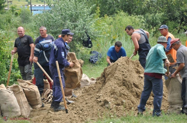 Apele au pus stăpânire pe unele gospodării din Strășeni