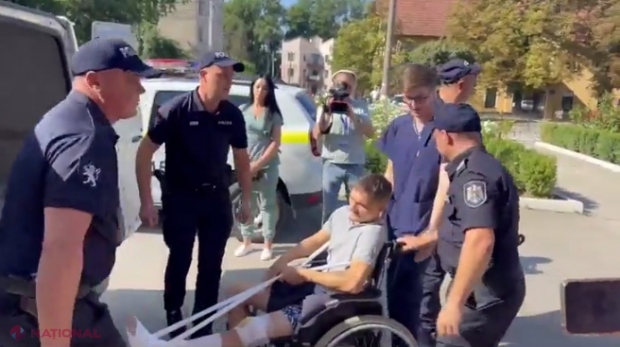 VIDEO // Momentul în care șoferul de 22 de ani care ar fi provocat carnagiul de la Strășeni, în care cinci persoane au ars de vii, iar altele cinci au ajuns la spital, este adus la Judecătorie în scaun cu rotile